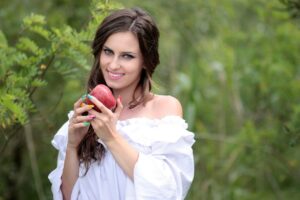 Chica manzana Blancanieves Horóscopo para Marzo de 2021: todos los signos