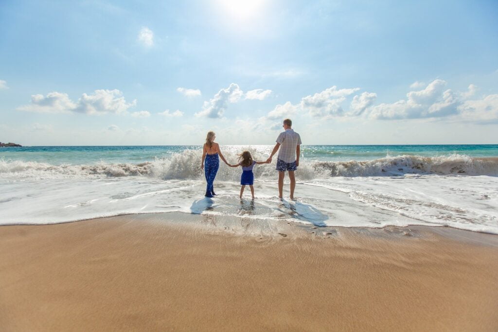 Familia fEliz en la playa en verano con su hijo, regalos revistas julio 2021.