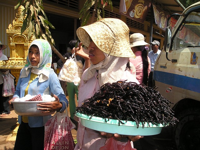 Tarántulas fritas en un mercado de Camboya